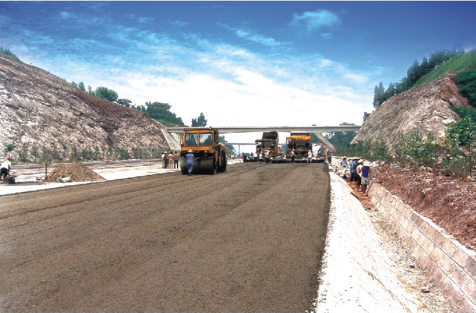 路面模塊在四川廣（安）—前（鋒）路面進行水泥穩(wěn)定碎石基層攤鋪